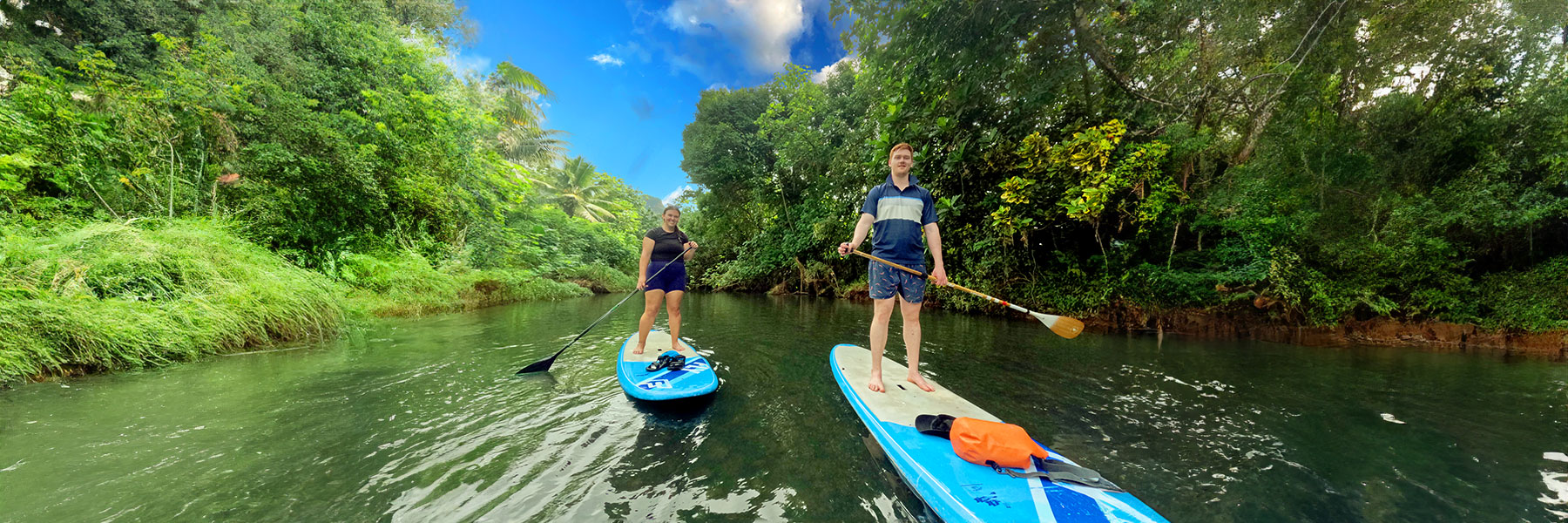 Paddle sur la rivière à Raiatea