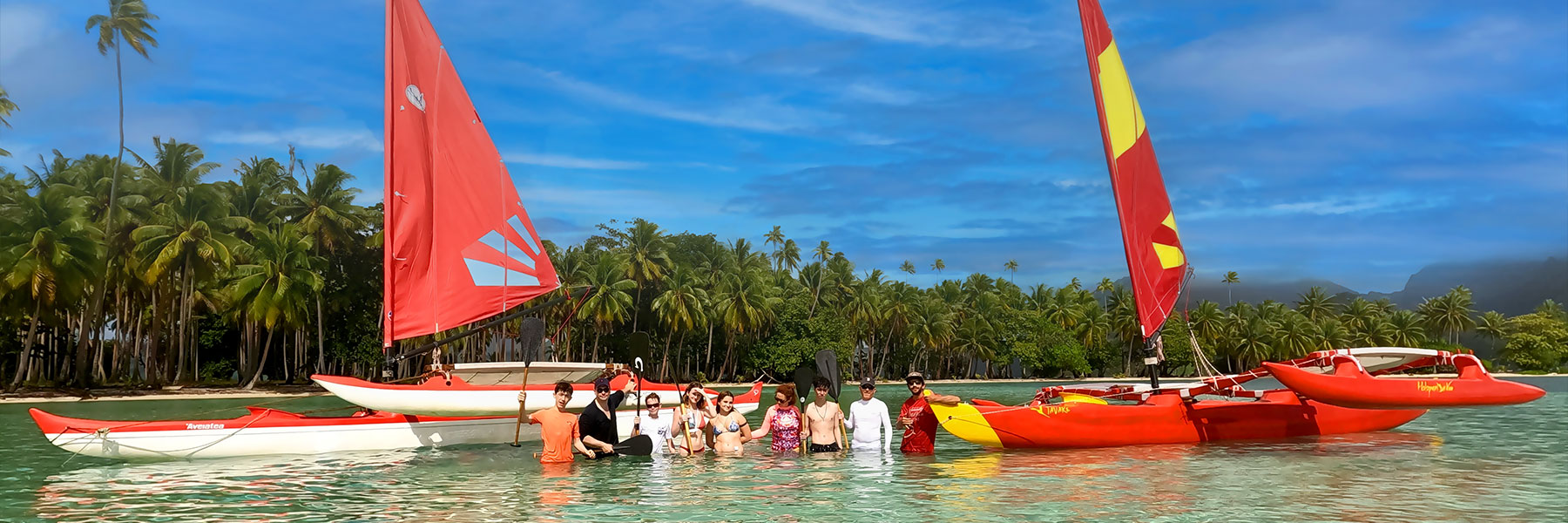 Pirogue à voile repos au motu Pirogue à voile repos au motu
